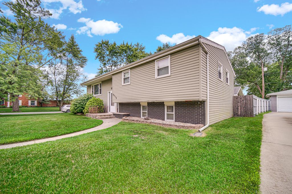 Photo of 9628 Crestwood Avenue, Munster, IN 46321 (MLS # 835845)