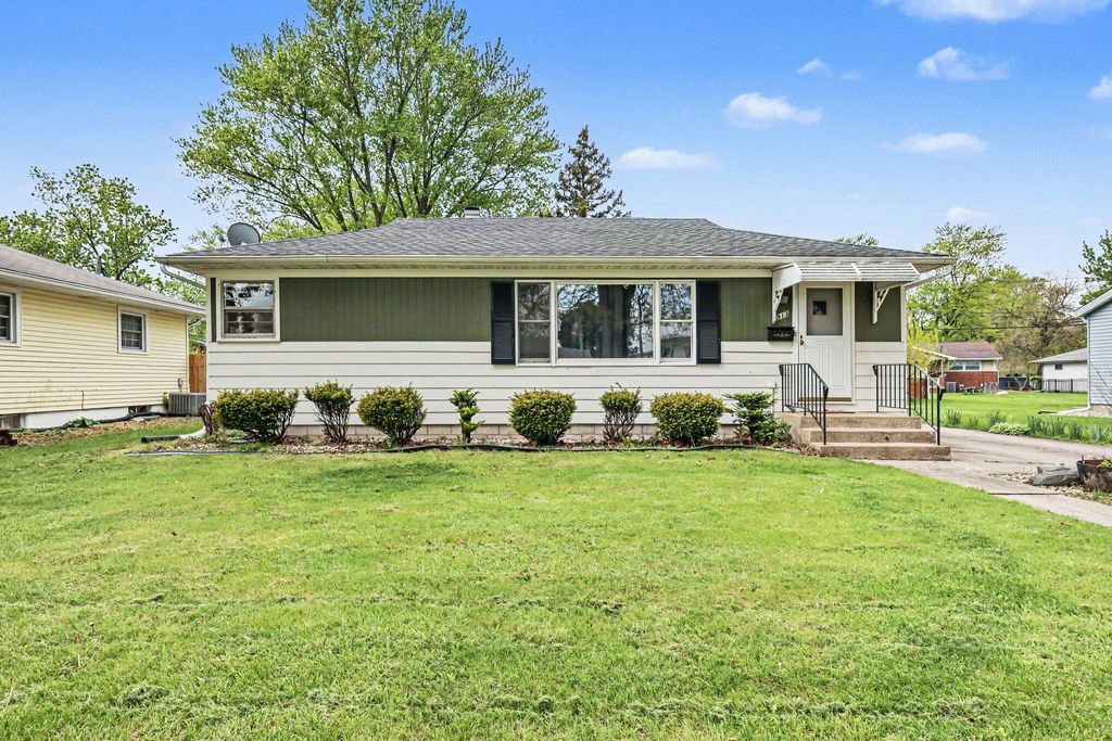 Photo of 913 S Main Street, Crown Point, IN 46307 (MLS # 838173)