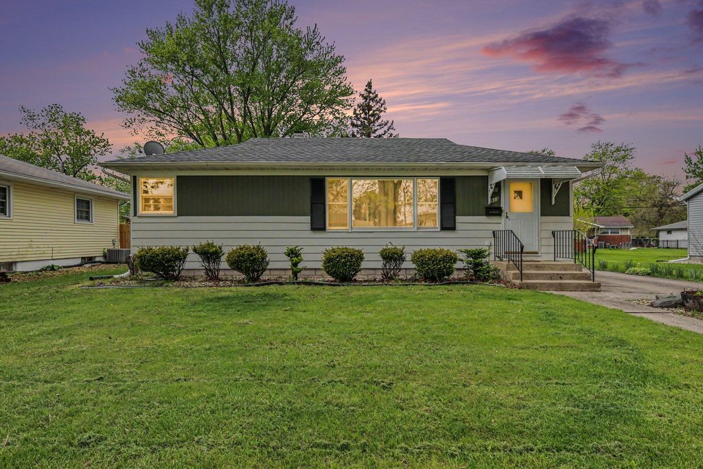 Photo of 913 S Main Street, Crown Point, IN 46307 (MLS # 838173)