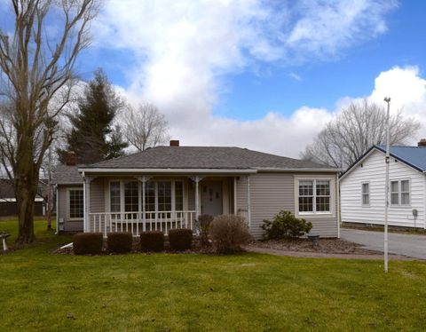 Single Family Residence in Winamac IN 701 HWY 35.jpg