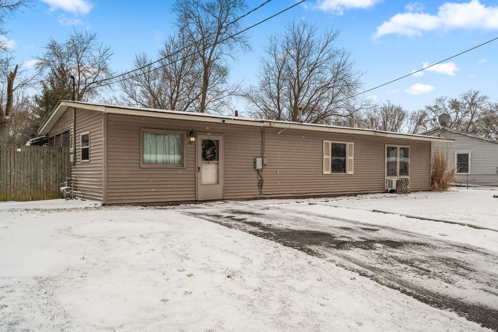 Photo of 407 Michigami Trail, Porter, IN 46304 (MLS # 835565)