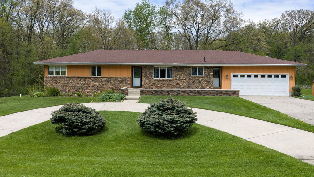 Photo of 11 Stoner Drive, Valparaiso, IN 46385 (MLS # 838332)