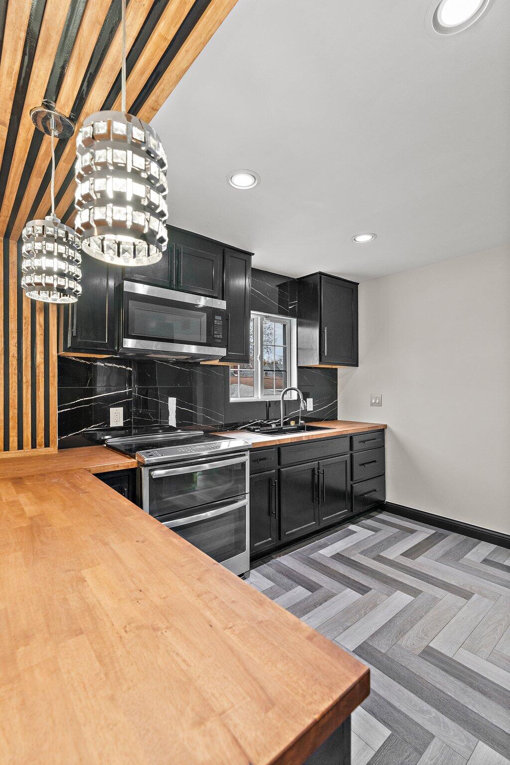 Hammond, Indiana 46323, United States, 4 Bedrooms Bedrooms, ,2 BathroomsBathrooms,Residential,Active,29823