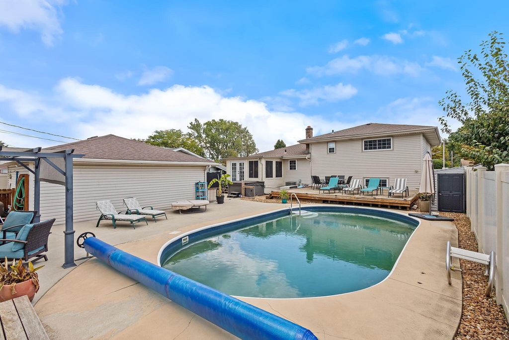 Photo of 9320 Parkway Drive, Highland, IN 46322 (MLS # 836550)