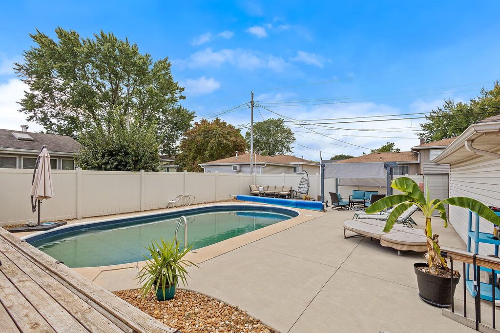 Photo of 9320 Parkway Drive, Highland, IN 46322 (MLS # 836550)