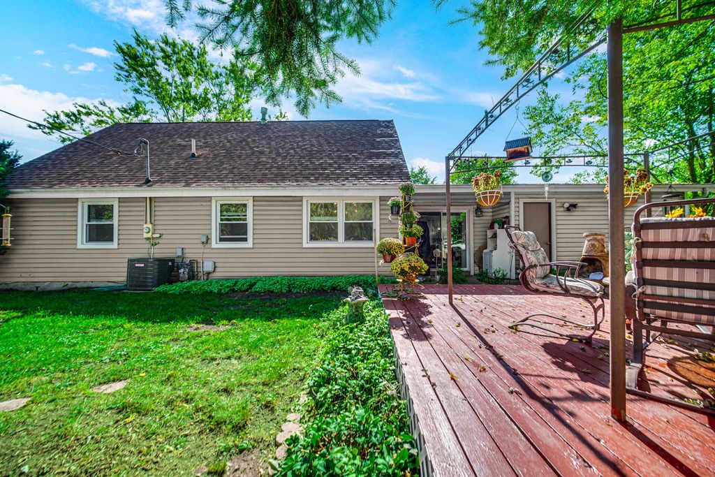 Photo of 375 Sassafras Drive, Valparaiso, IN 46385 (MLS # 829501)