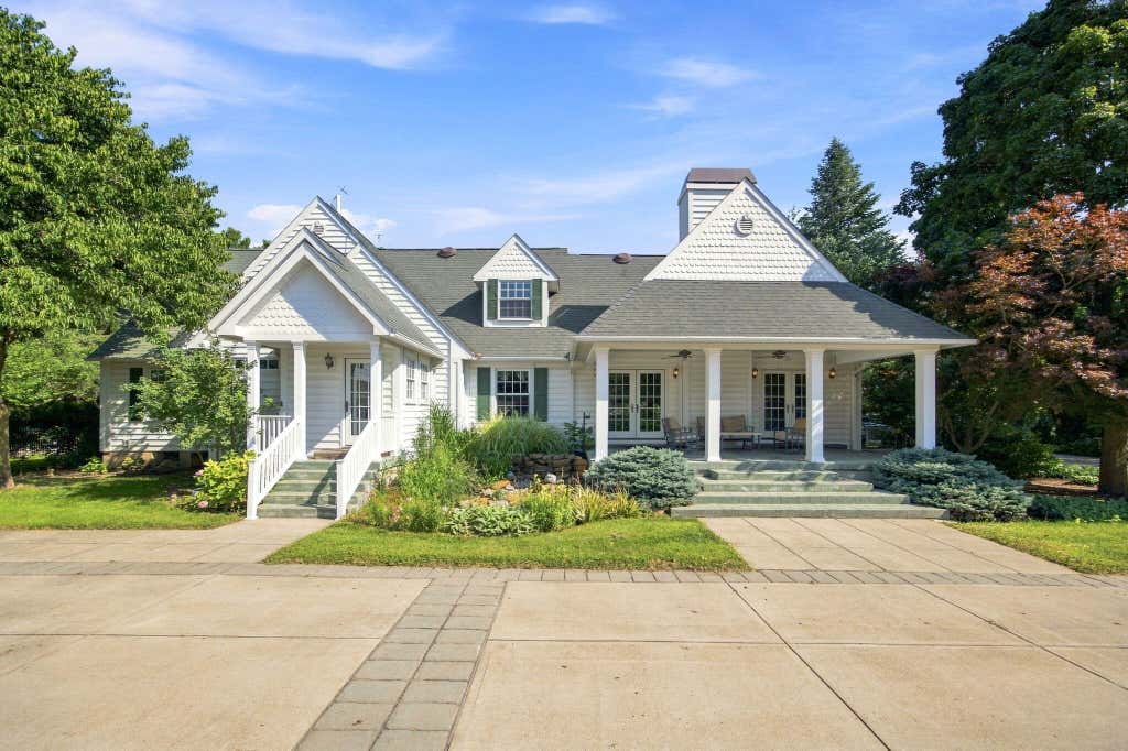 Photo of 827 W Clark Street, Rensselaer, IN 47978 (MLS # 844216)