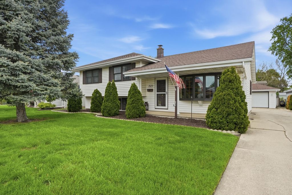 Photo of 3523 41st Place, Highland, IN 46322 (MLS # 838433)