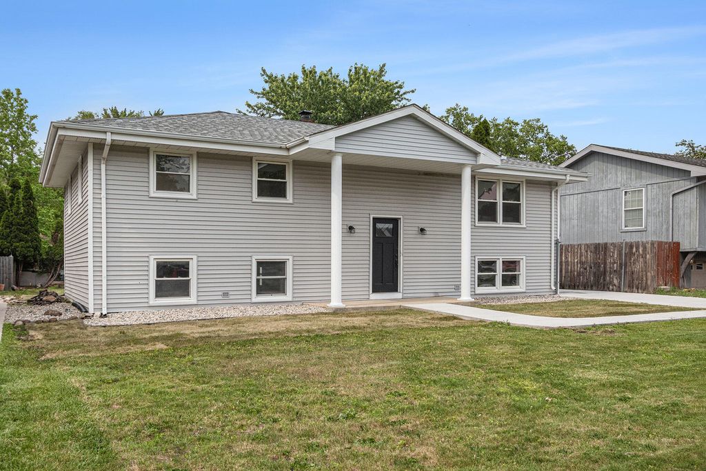 Photo of 1819 Magnolia Lane, Munster, IN 46321 (MLS # 833678)