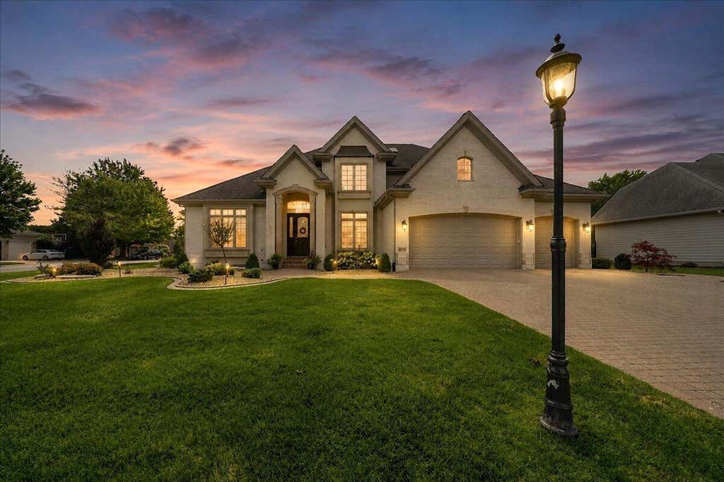 Photo of 1834 Somerset Drive, Munster, IN 46321 (MLS # 842840)