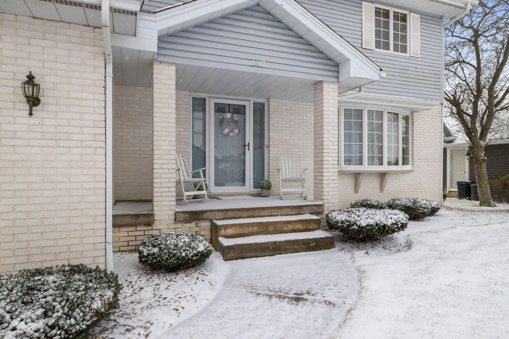 Photo of 237 Blickview Drive, Schererville, IN 46375 (MLS # 832829)