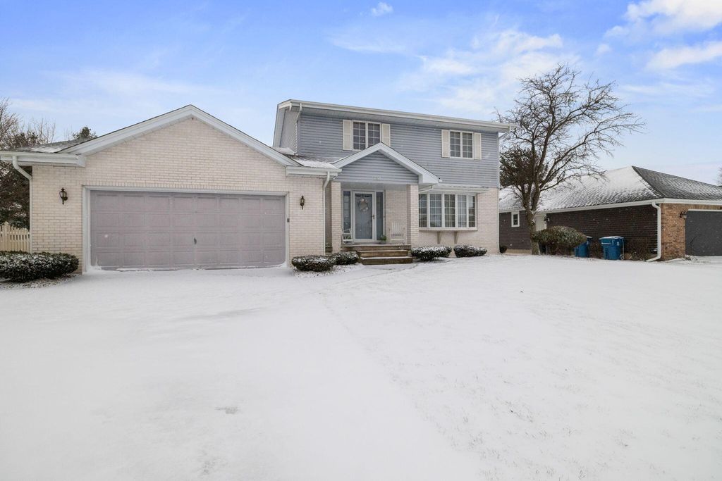 Photo of 237 Blickview Drive, Schererville, IN 46375 (MLS # 832829)