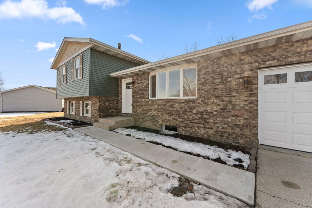 Photo of 2807 W 63rd Lane, Merrillville, IN 46410 (MLS # 834280)