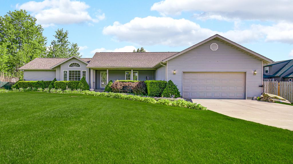 Photo of 740 W 275 S, Hebron, IN 46341 (MLS # 839381)