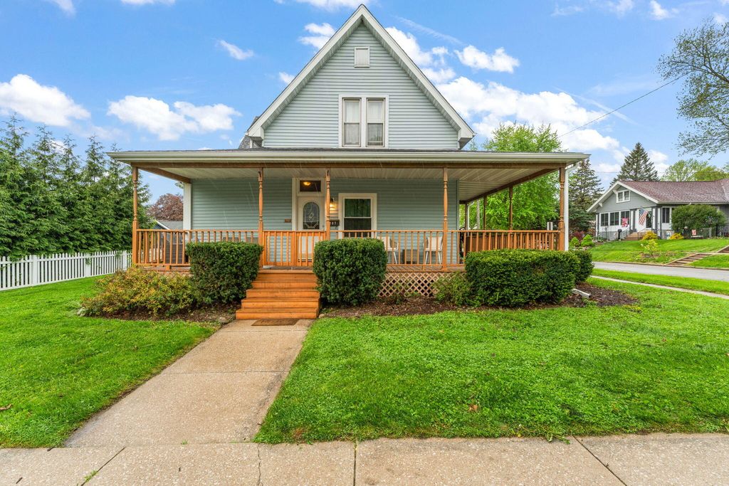 Photo of 307 Michigan Avenue, Valparaiso, IN 46383 (MLS # 837888)