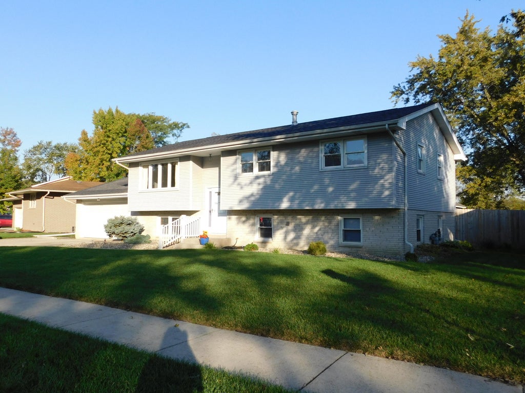 Photo of 3014 W 60th Drive, Merrillville, IN 46410 (MLS # 847217)