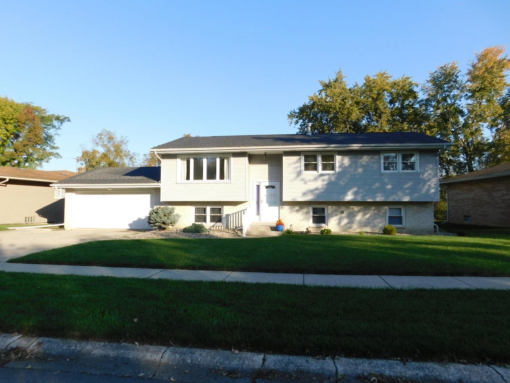 Photo of 3014 W 60th Drive, Merrillville, IN 46410 (MLS # 847217)