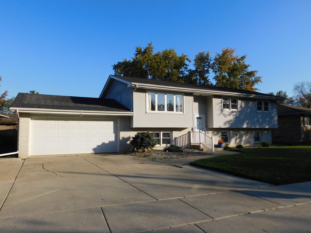 Photo of 3014 W 60th Drive, Merrillville, IN 46410 (MLS # 847217)