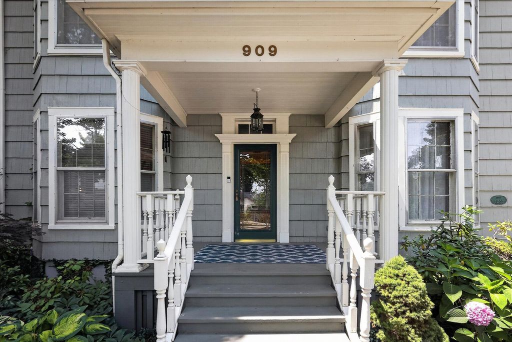Photo of 909 Pennsylvania Avenue, La Porte, IN 46350 (MLS # 842437)