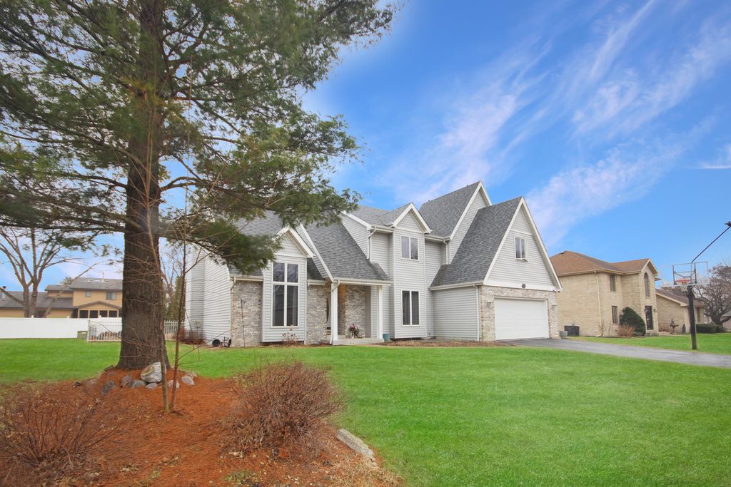 Photo of 1421 Lakeview Drive, Schererville, IN 46375 (MLS # 834924)