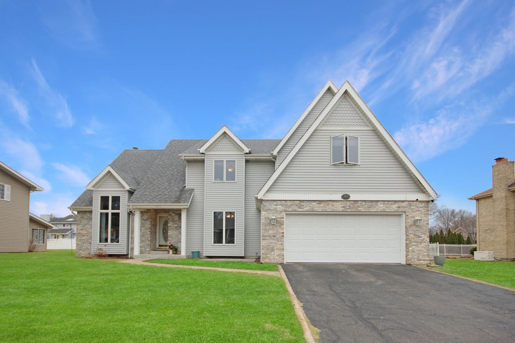 Photo of 1421 Lakeview Drive, Schererville, IN 46375 (MLS # 834924)