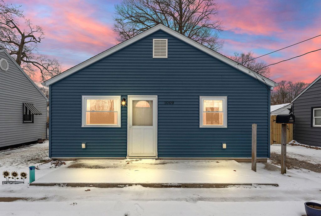 Photo of 1009 Gardena Street, Michigan City, IN 46360 (MLS # 834561)