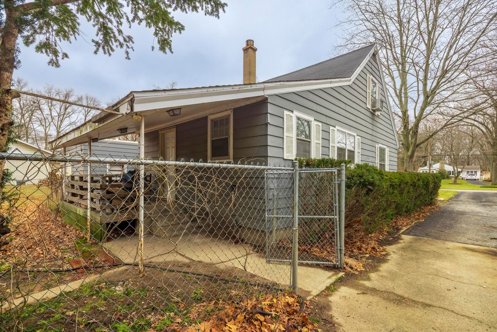 Photo of 310 Edgemoor Drive, Trail Creek, IN 46360 (MLS # 836119)