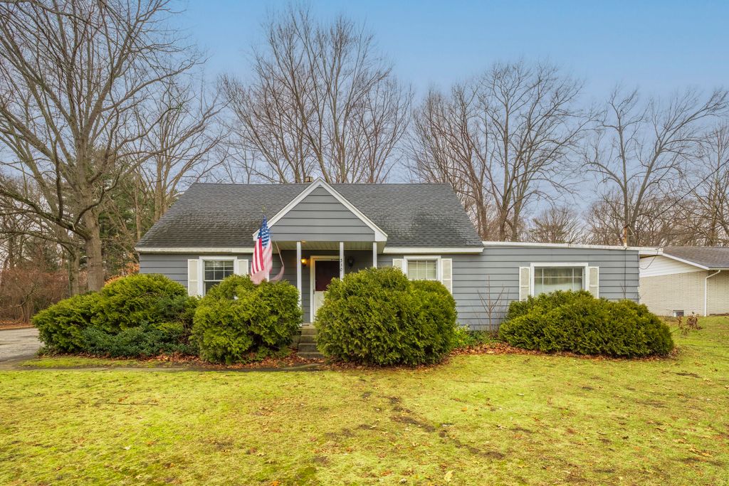 Photo of 310 Edgemoor Drive, Trail Creek, IN 46360 (MLS # 836119)