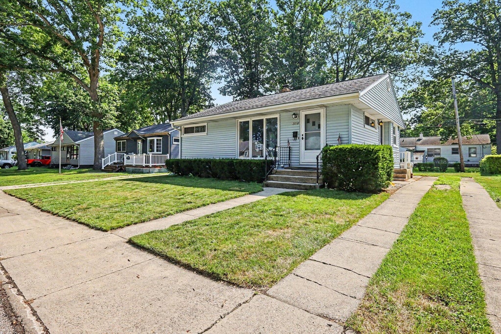 Photo of 3018 Hollywood Avenue, Michigan City, IN 46360 (MLS # 842688)