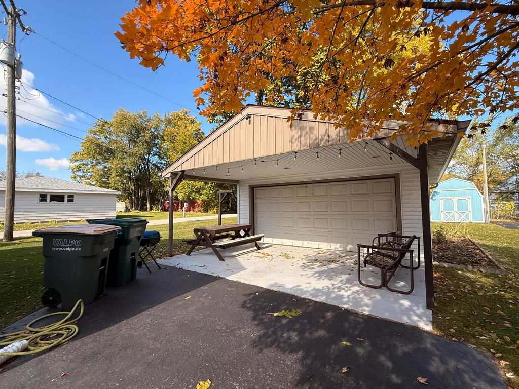 Photo of 821 Elm Street, Valparaiso, IN 46383 (MLS # 830212)