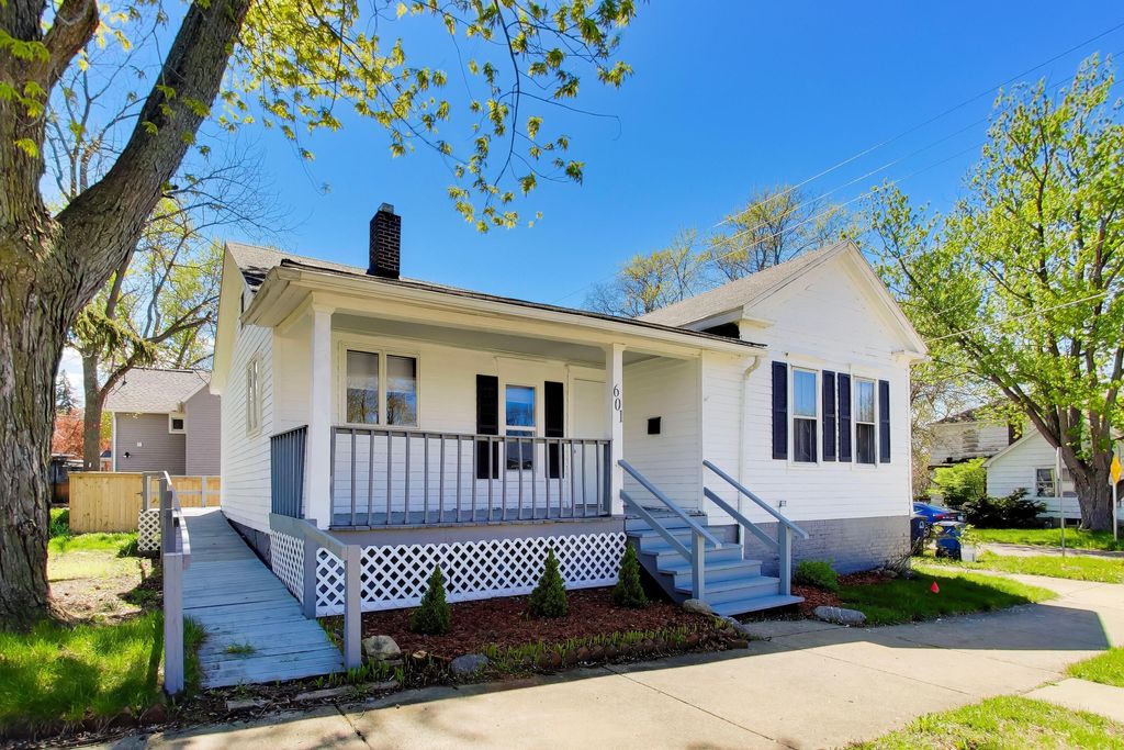 Photo of 601 E 10th Street, Michigan City, IN 46360 (MLS # 837598)