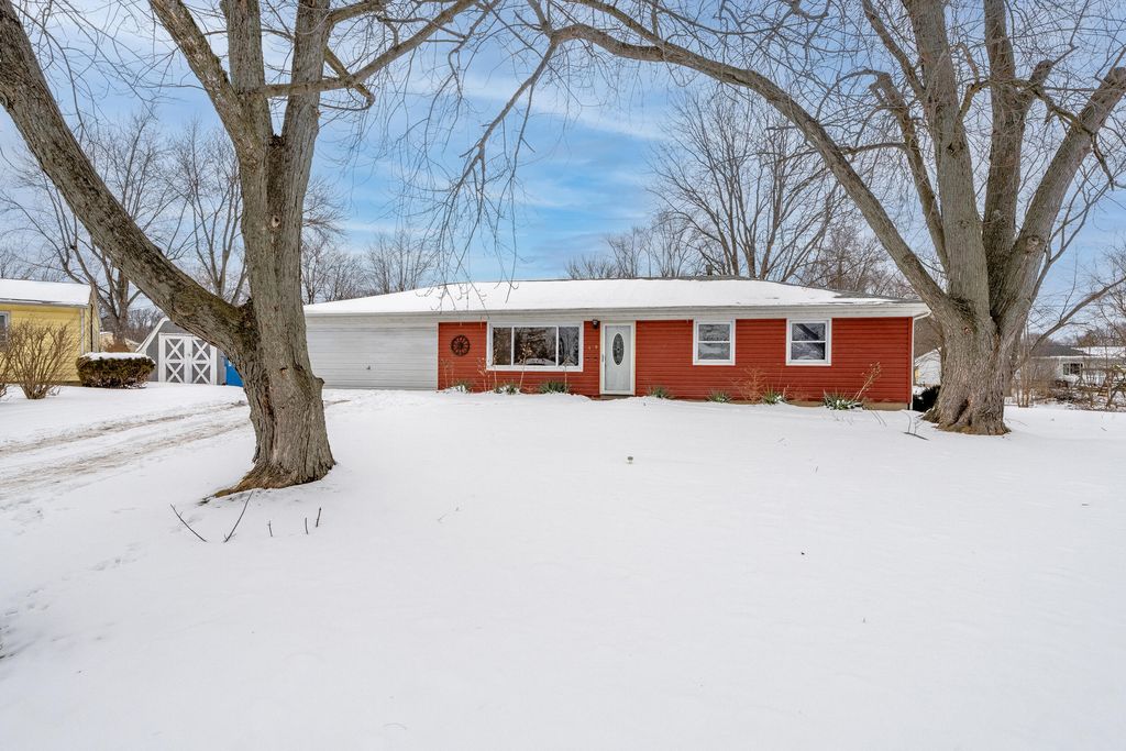 Photo of 419 Portland Road, Valparaiso, IN 46385 (MLS # 833139)
