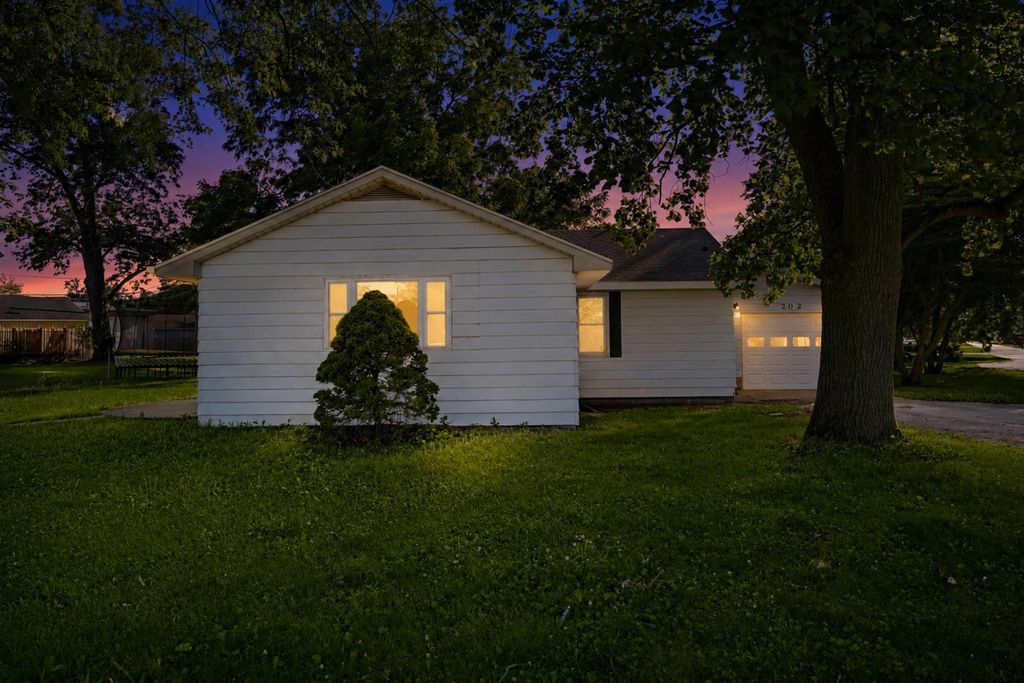 Photo of 202 S Main Street, Morocco, IN 47963 (MLS # 841425)