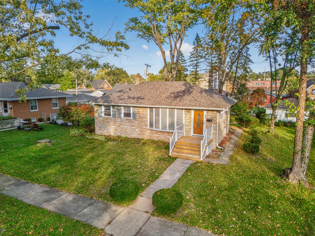 Photo of 17 N Washington Street, Hobart, IN 46342 (MLS # 846880)