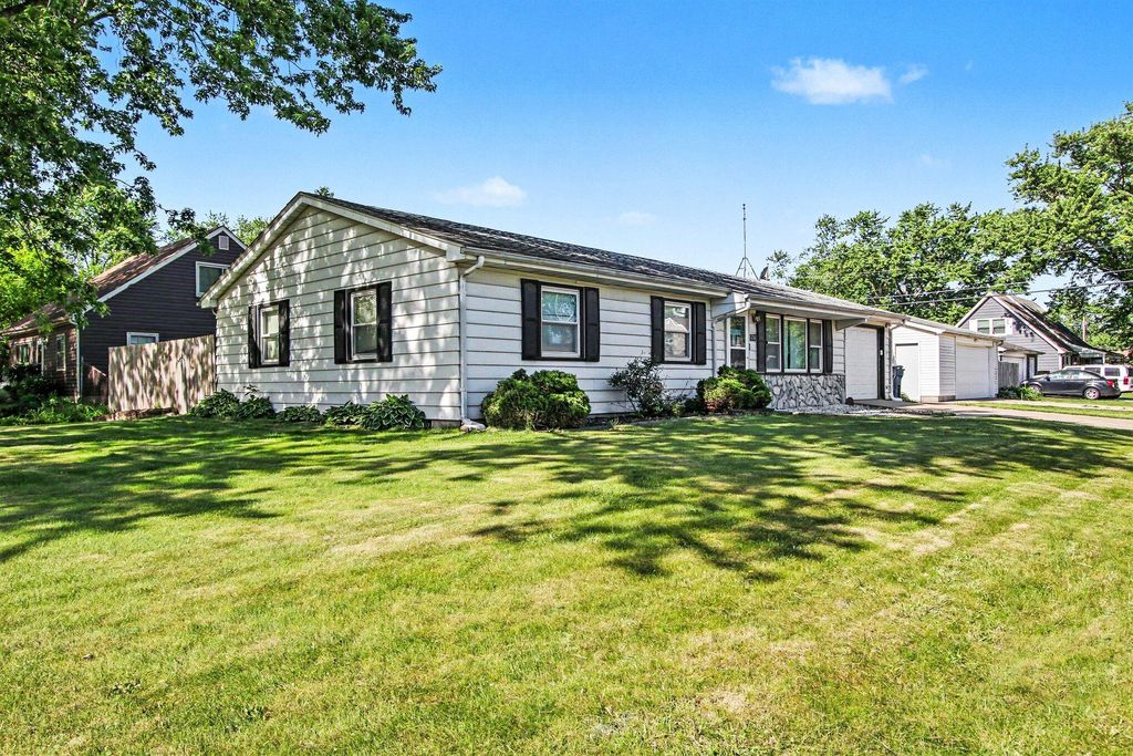 Photo of 336 Midway Drive, Valparaiso, IN 46385 (MLS # 839693)