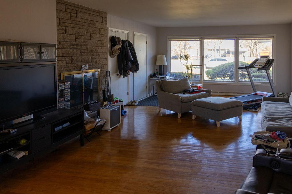 Photo of 6452 W Taft Street, Merrillville, IN 46410 (MLS # 833737)