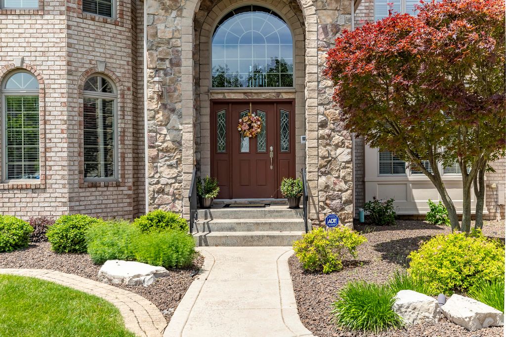 Photo of 930 Stonebridge Drive, Schererville, IN 46375 (MLS # 839811)
