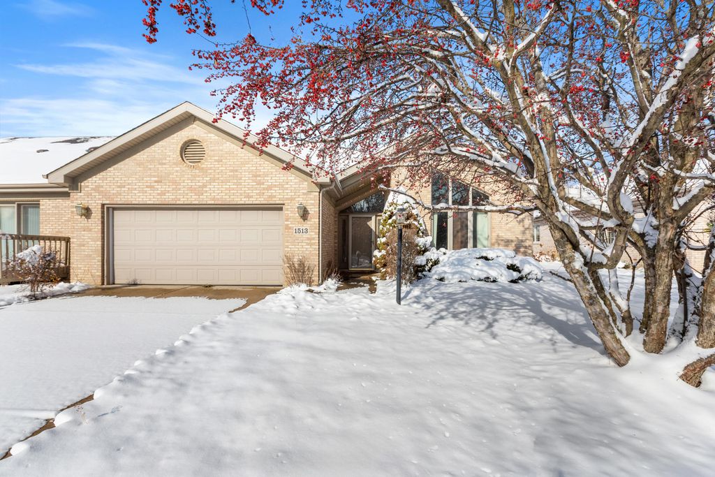Photo of 1513 Glen Eagles Drive, Schererville, IN 46375 (MLS # 832458)