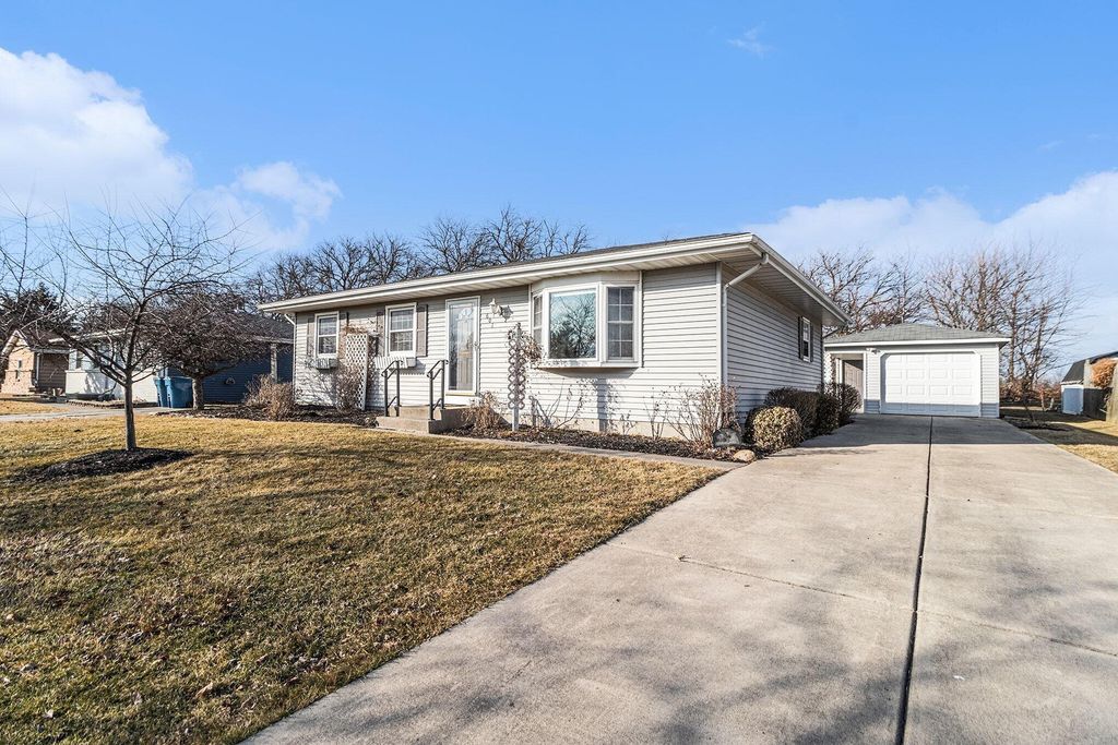 Photo of 601 Aspen Street, Hebron, IN 46341 (MLS # 834386)