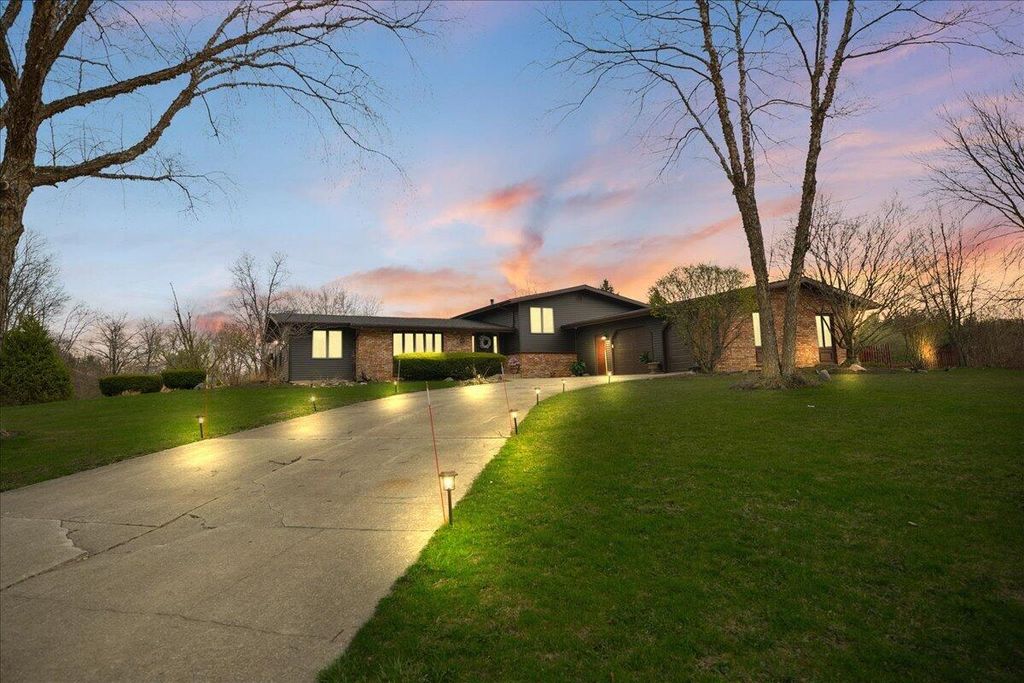 Photo of 25 S Cherrywood Lane, Valparaiso, IN 46385 (MLS # 836491)