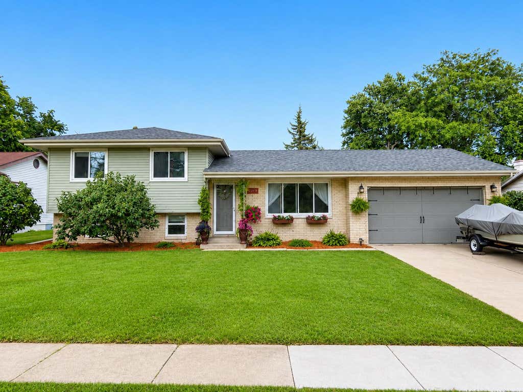Photo of 9375 Roosevelt Place, Crown Point, IN 46307 (MLS # 842733)