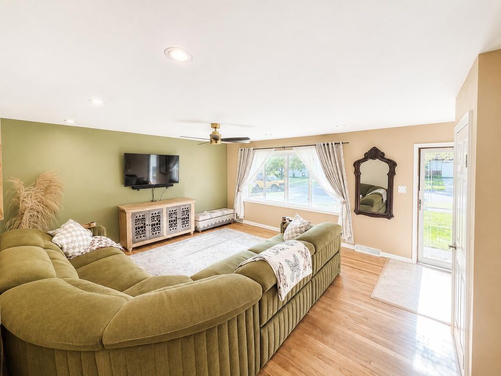 Photo of 9375 Roosevelt Place, Crown Point, IN 46307 (MLS # 842733)
