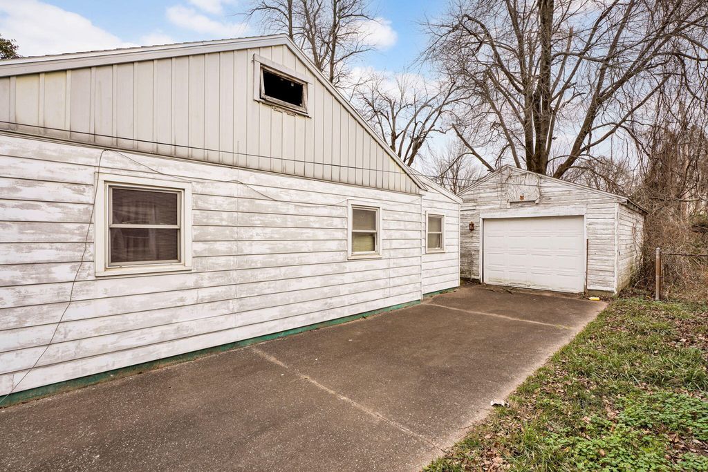 Photo of 1379 Pollack Avenue, Evansville, IN 47714 (MLS # 833344)