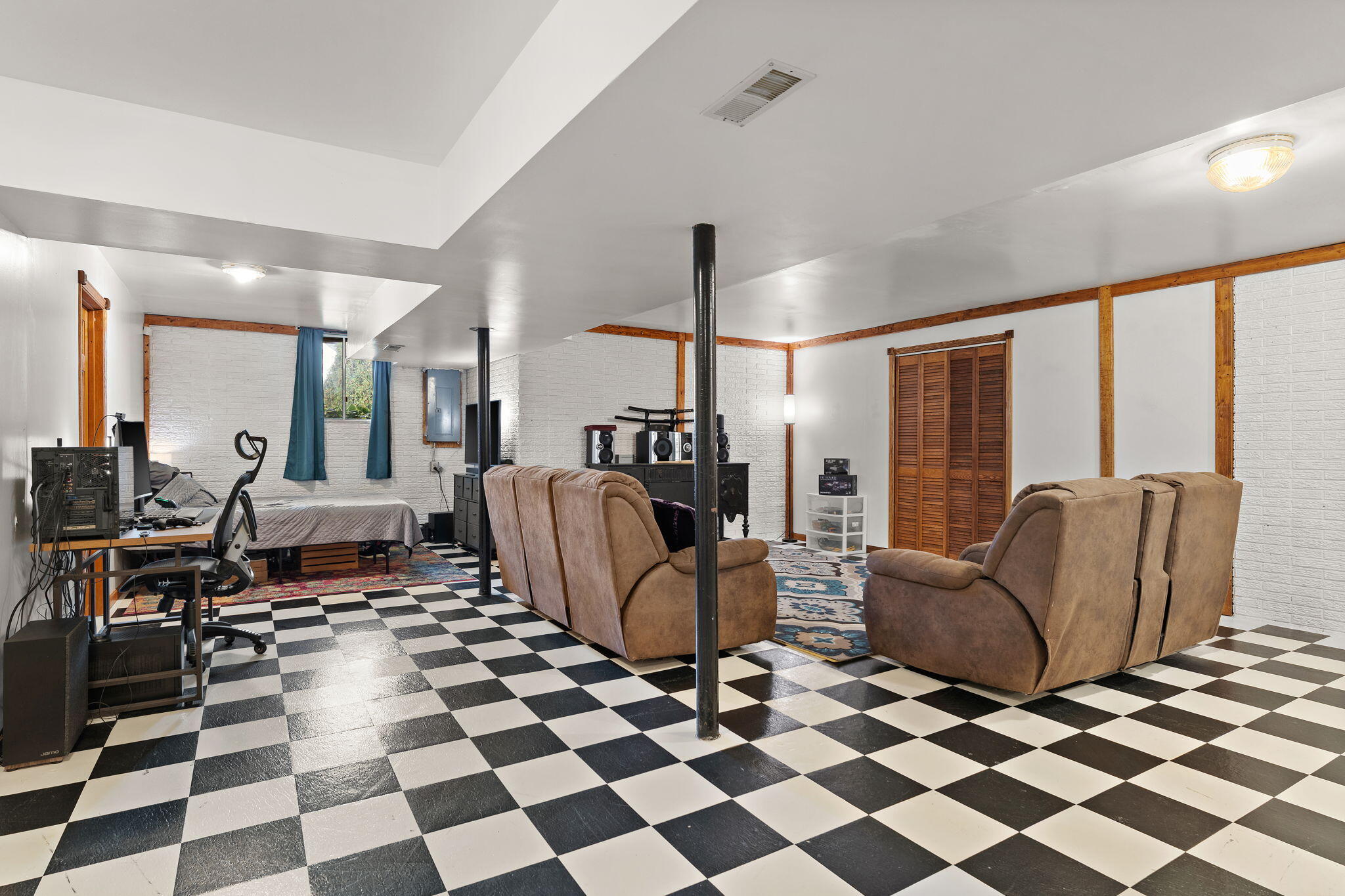 Valparaiso, Indiana 46385, United States, 5 Bedrooms Bedrooms, ,5 BathroomsBathrooms,Residential,Active,231073