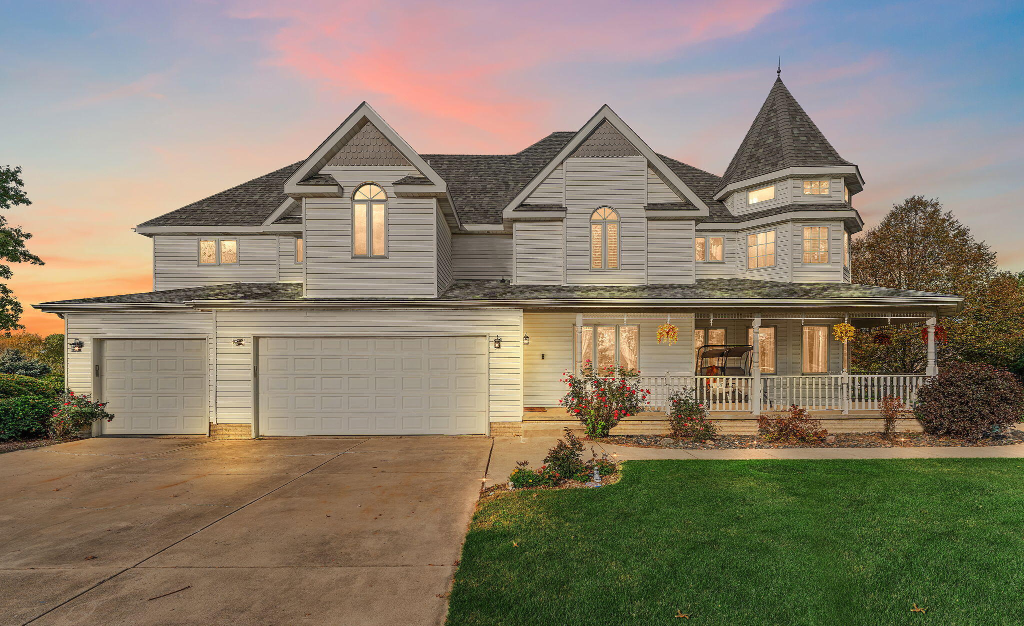 Valparaiso, Indiana 46385, United States, 5 Bedrooms Bedrooms, ,5 BathroomsBathrooms,Residential,Active,231073