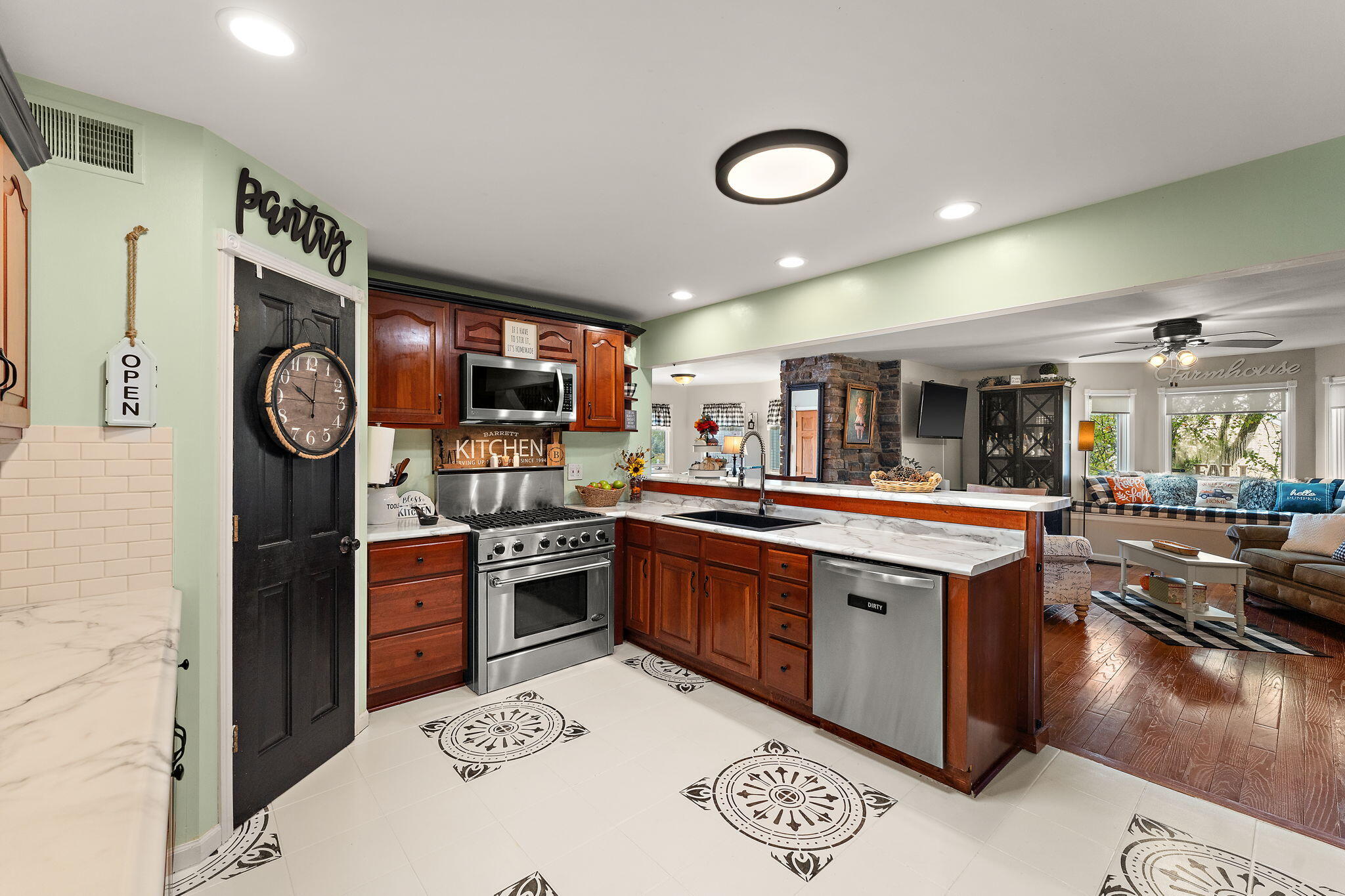 Valparaiso, Indiana 46385, United States, 5 Bedrooms Bedrooms, ,5 BathroomsBathrooms,Residential,Active,231073