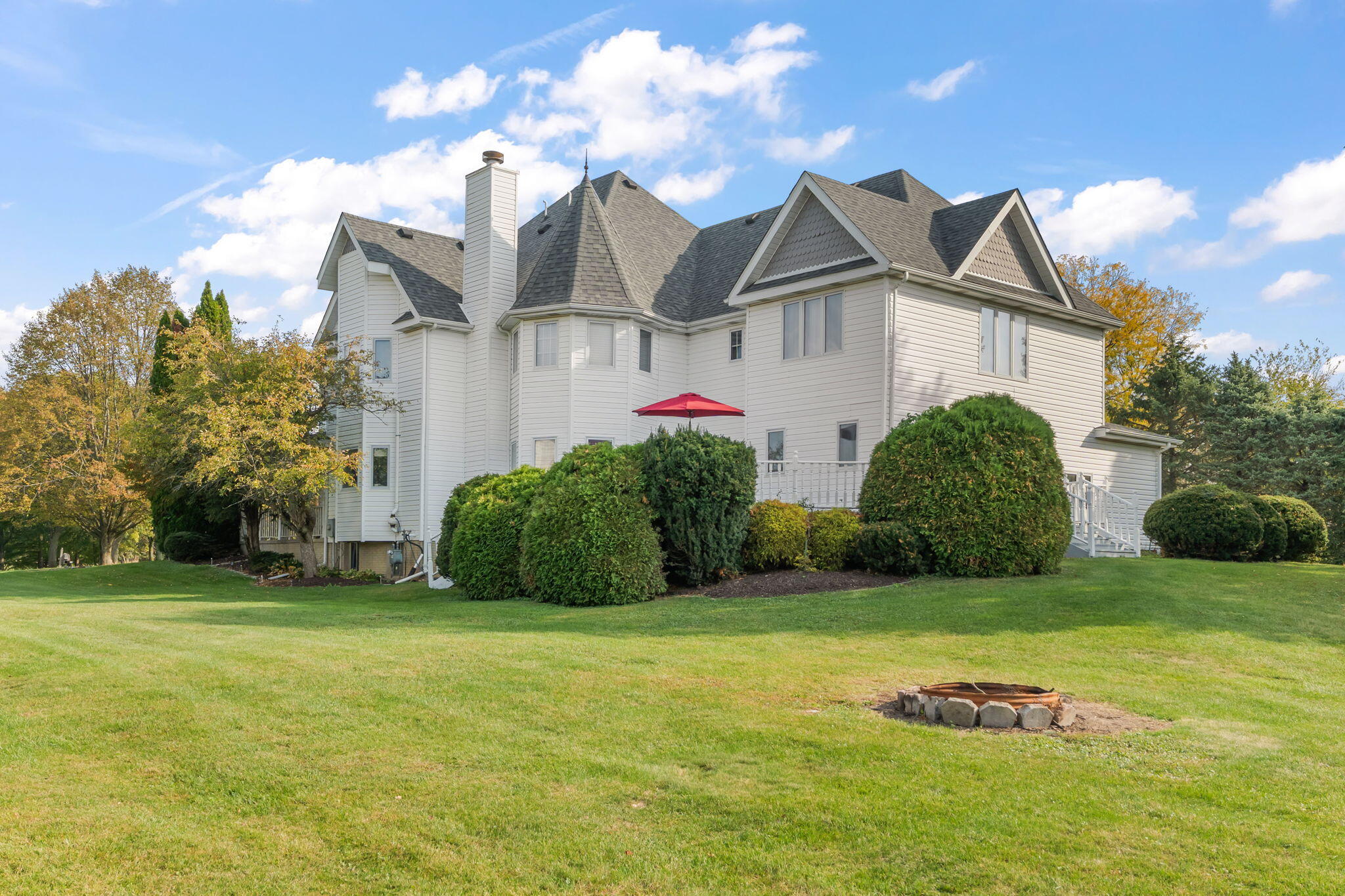 Valparaiso, Indiana 46385, United States, 5 Bedrooms Bedrooms, ,5 BathroomsBathrooms,Residential,Active,231073