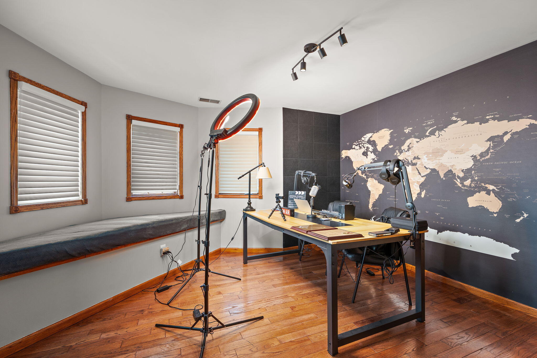 Valparaiso, Indiana 46385, United States, 5 Bedrooms Bedrooms, ,5 BathroomsBathrooms,Residential,Active,231073