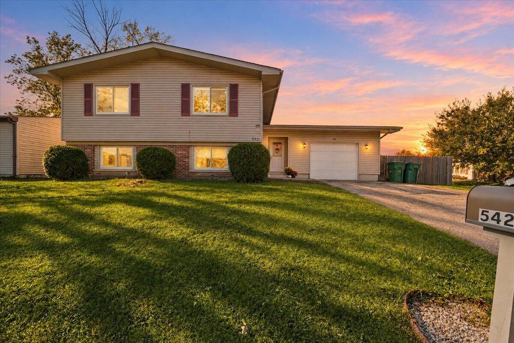 Photo of 542 Riviera Road, Valparaiso, IN 46385 (MLS # 847261)