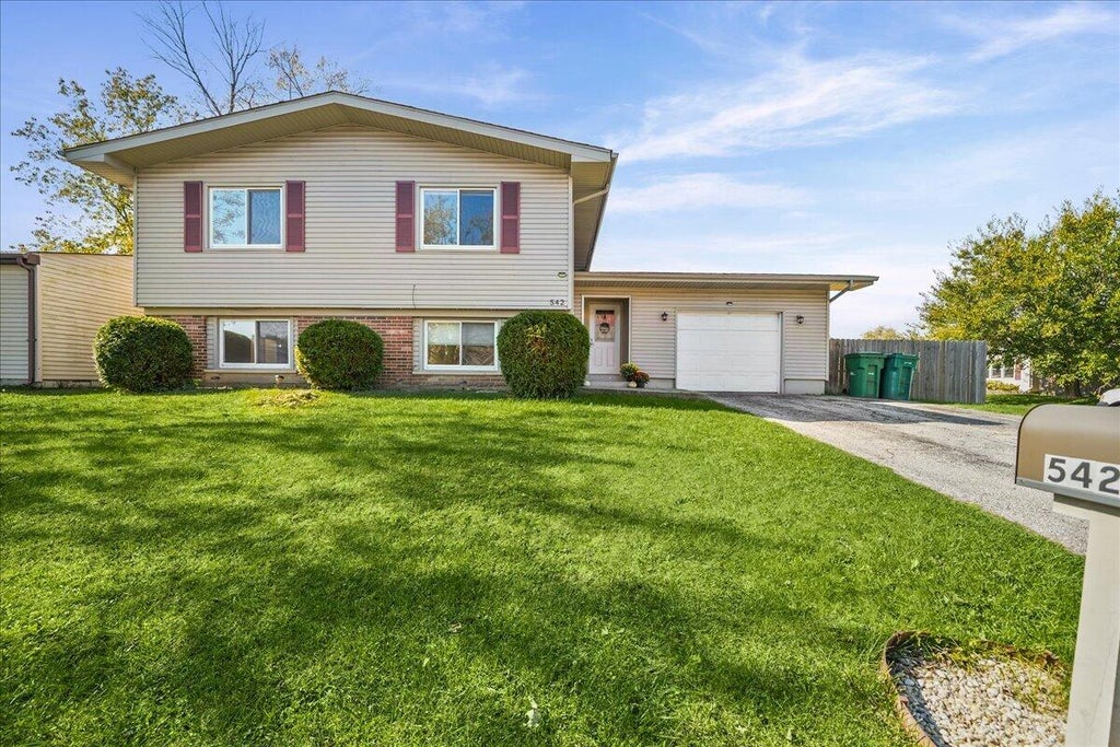 Photo of 542 Riviera Road, Valparaiso, IN 46385 (MLS # 847261)
